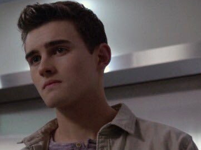 Nolan prova sua teoria sobre a existência de criaturas sobrenaturais, esfaqueando Corey na mão com uma caneta. Ele mostra a todos na biblioteca que a ferida se curou instantaneamente.