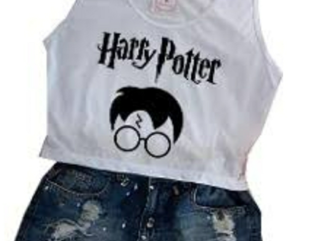 Uma blusa do happy Potter e um chorte