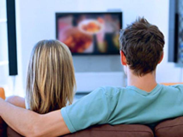 Ver televisão.
