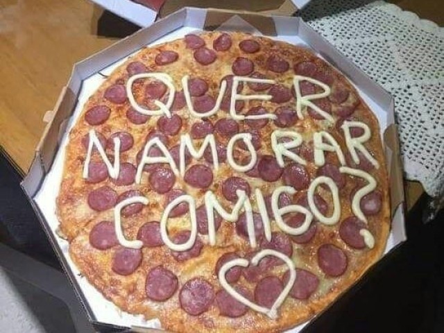 vocês vão para sua casa e pedem uma pizza, e vem esse pedido de namoro!