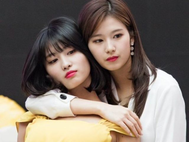 Momo e Sana entraram e viraram trainees na JYP juntas.