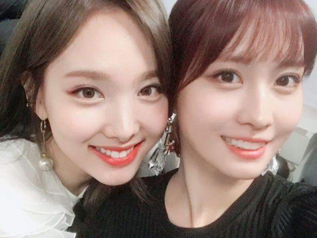 NaYeon tem uma foto dela com Momo em uma capinha de celular.