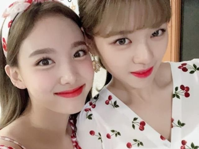 NaYeon tem uma foto dela com JeongYeon em uma capinha de celular.