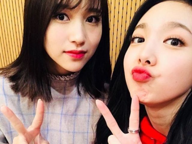 NaYeon tem uma foto dela com Mina em uma capinha de celular.