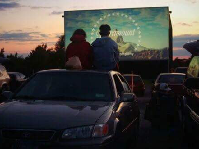 Vão a um drive-in/ cinema