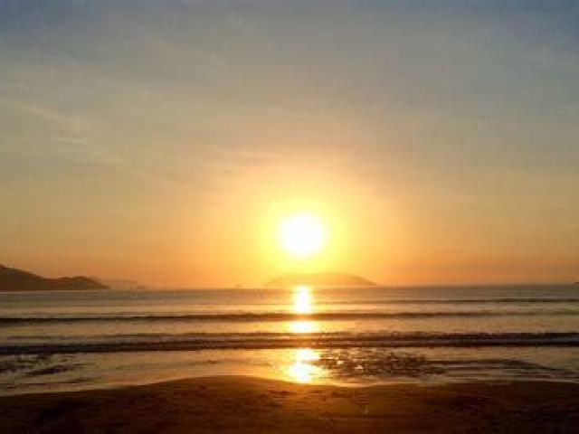 numa praia ao por do sol <3