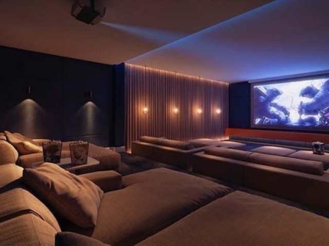 Essa sala de cinema parcialmente luxuosa.