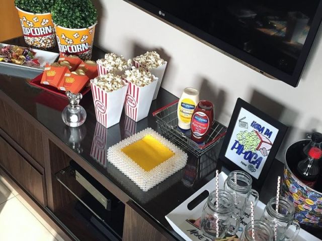 Ficar em casa fazendo uma sessão cinema.