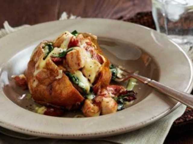 Batata assada recheada de frango, queijo, chilli e bacon