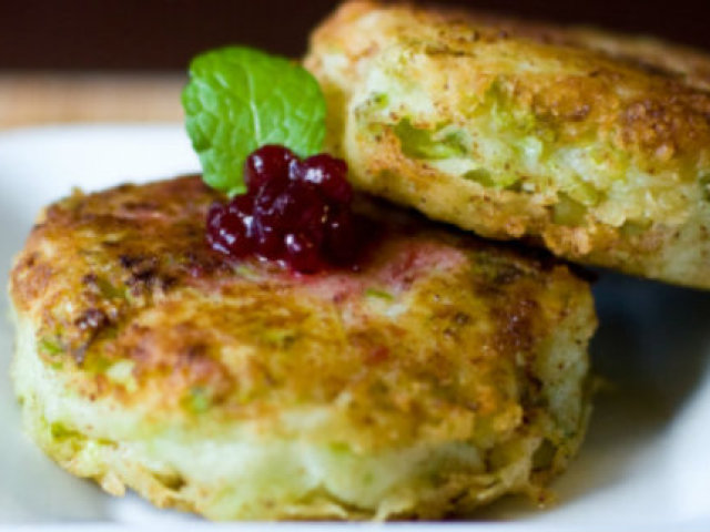 Rodelas de purê de batatas frita com vegetais para acompanhar