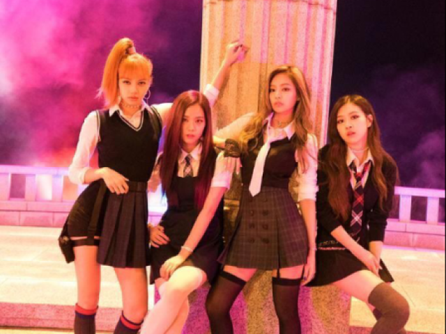 BLACKPINK(POIS AMOO JOGAR O SUCESSO DELAS NA CARAS DOS FANS DESSES FUNKEIROS QUE NÃO FAZEM SUCESSO😘😘)