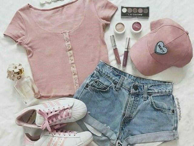 Roupa com tons de rosa e short jeans!