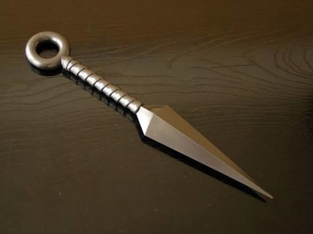 Com uma kunai