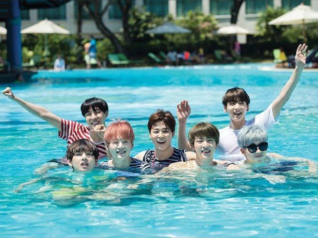 BTS RPG: Quem do BTS te beijaria numa festa da piscina?