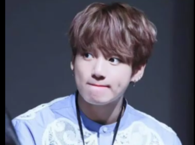 Ele é timido mas quando conhece melhor ve que é um bebe muito divertido como kookie/ nosso maknea é seu utt-bias