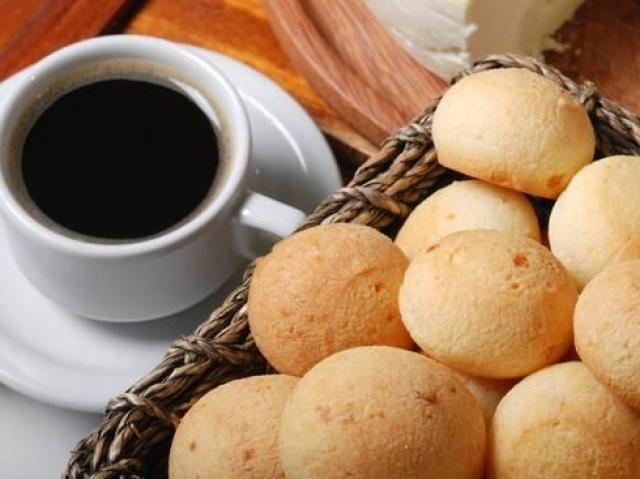 pão de queijo e café