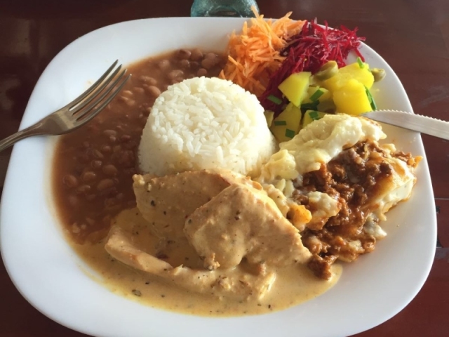 feijão, arroz, carne e salada