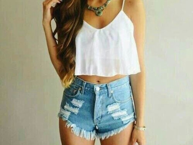 • Um top e um shorts •