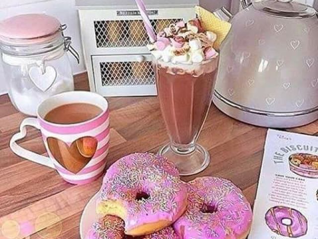 milk shake de chocolate com donuts e cafe