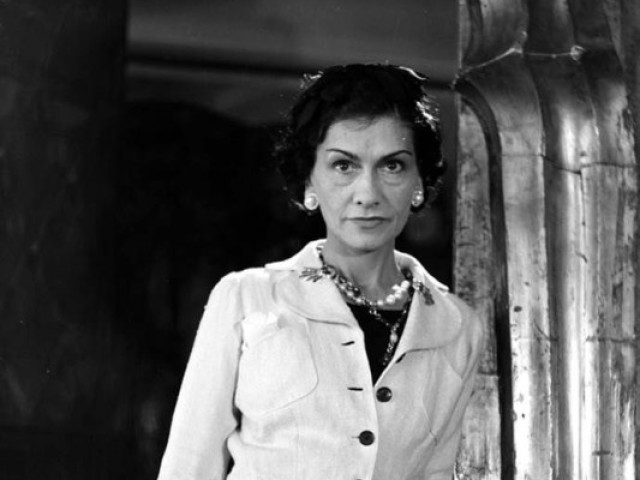 Coco Chanel, a revolucionária da moda.
Antes da célebre estilista francesa, a maioria das mulheres escondia as pernas, só usava cabelos compridos, roupas apertadas e joias verdadeiras.