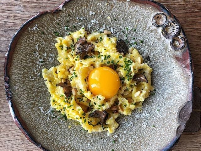 Reginette com raspas de limão ao carbonara com cogumelos selvagens e trufas negras