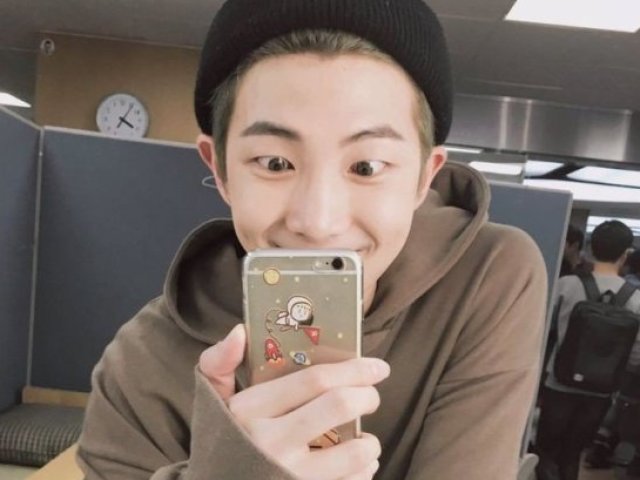 você prefere: Namjoon tirar uma foto sua enquanto vc dorme no avião de um jeito engraçado