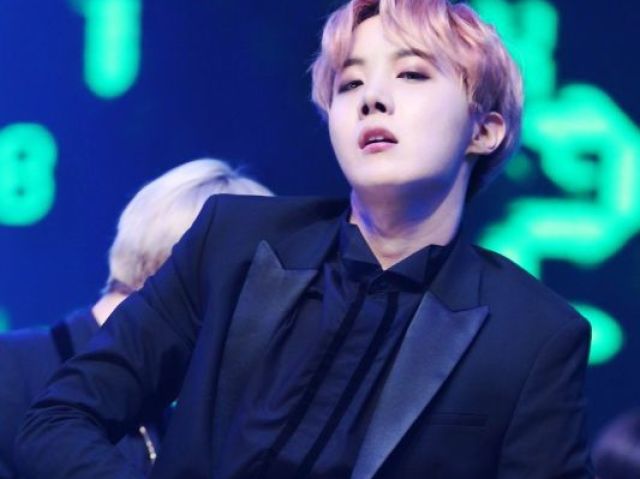 você prefere: J-hope te encarando fixamente durante um show