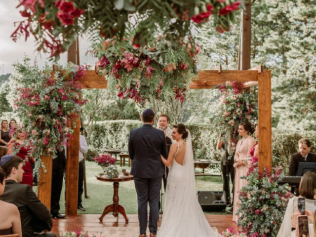 Monte seu casamento e diremos qual é o seu vestido ideal!