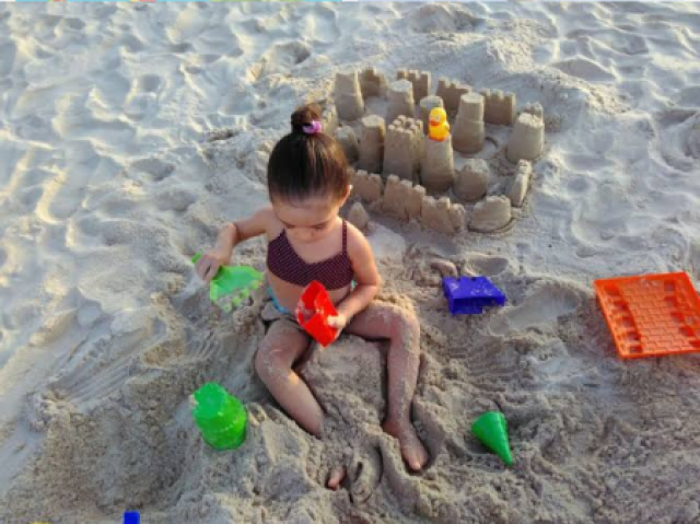 A criançona que fica brincando na areia.