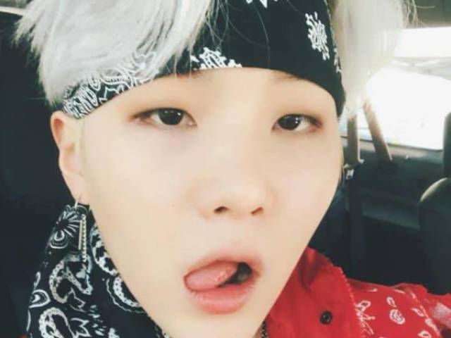 Yoongi te chupando