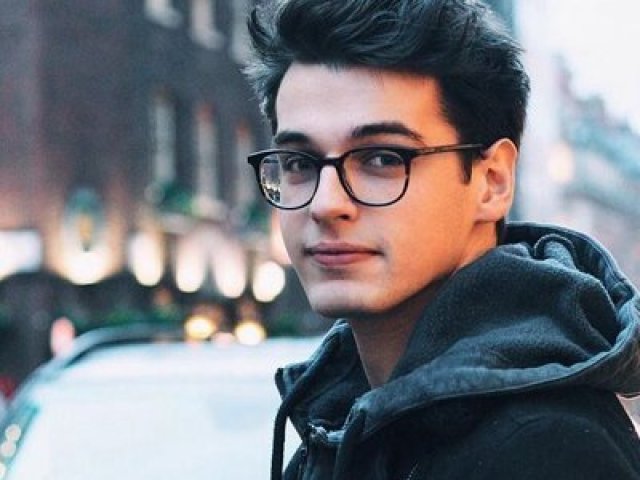 Homem entre 21 a 25 anos