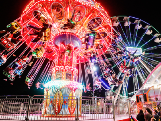 Festa num parque de diversões