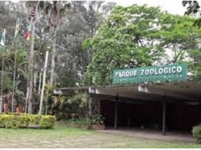 um zoologico cheio de animais