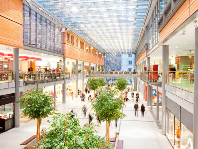 um shopping movimentado cheio de lojas e atividades