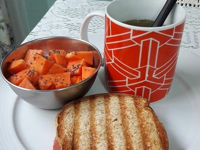 Apenas um café com pão é alguma fruta nada mais