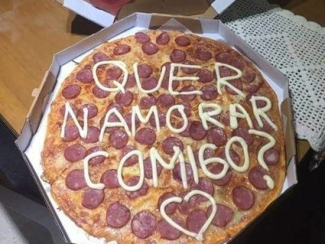 Ei! Eu te dou a pizza é você me da um beijo pode ser kkk namora comigo