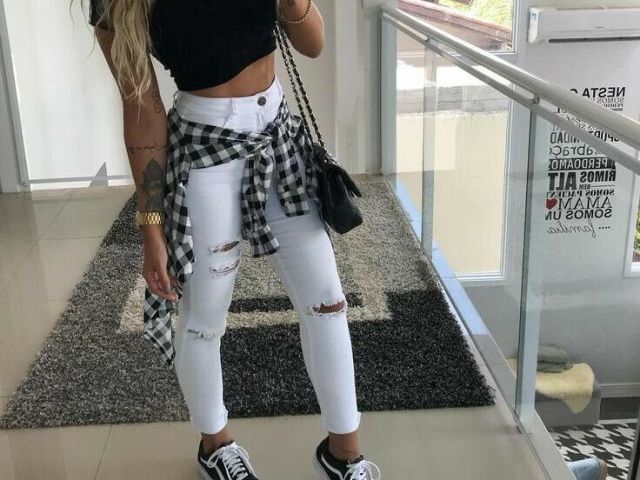 blusa preta com calça branca