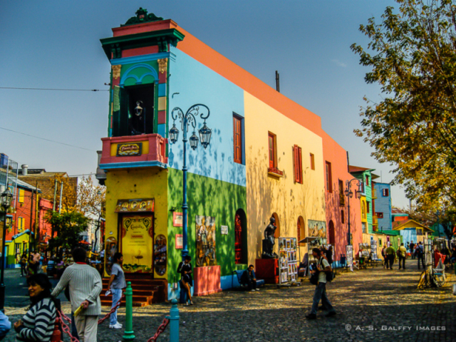 El barrio colorido La Boca. Me encantaría conocer el clima de la calle, con tango y fútbol, en Buenos Aires, Argentina