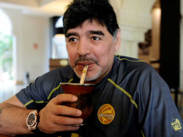 el argentino, con una camiseta de selección de futbol y un mate