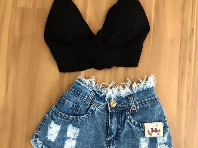 um top preto e um shorts jeans!!!!