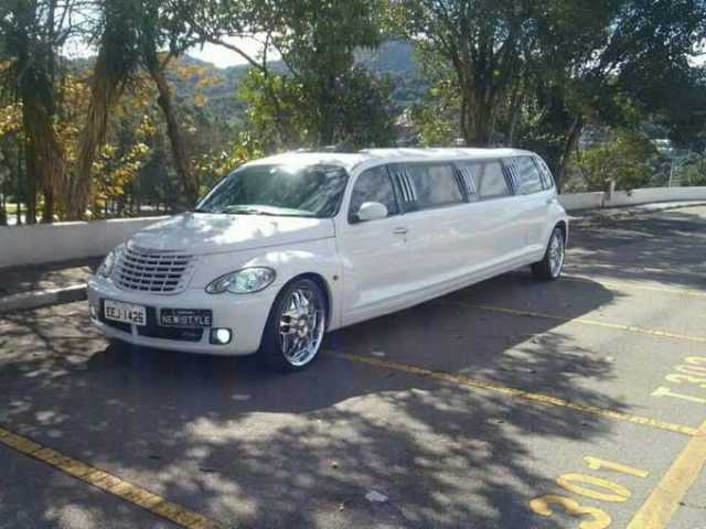 uma limousine para chegar chegando na festa de casamento