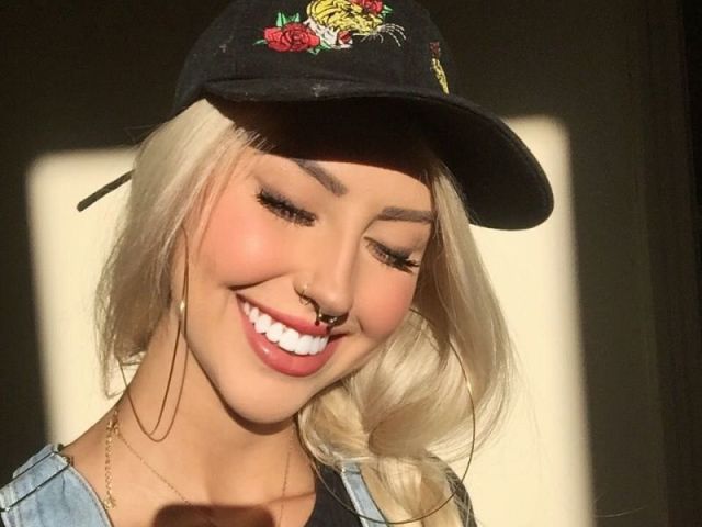 Você é uma Tumblr Girl que gosta muito de sorrir nas fotos.