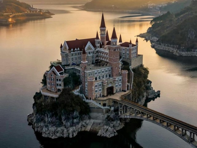 Um castelo.