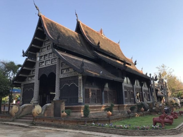 Ir num templo. Vou aproveitar e tirar algumas fotos.