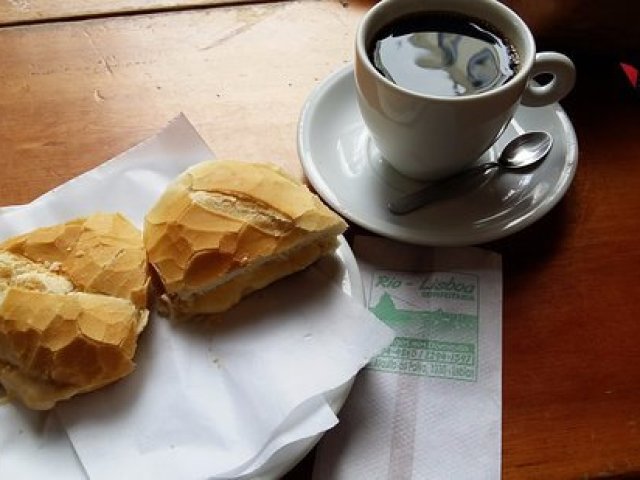 Só um pão com café!