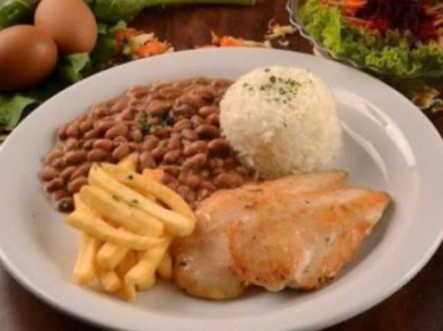 arroz,feijão, frango empanado e a BATATA FRITA