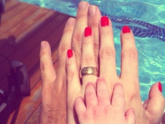 Hoje é seu primeiro grande dia, meu amor! Feliz Aniversário! Quando você souber ler, tenho certeza que vai ficar muito feliz com o sentimento espalhado nestas palavras. Mas você é ainda uma bebê, minha irmã bebê!
Sinto uma paixão gigante por você, pelo mundo, por todas as pessoas desde o momento que peguei você no colo. É esse o poder que você tem sobre mim. Tenha um dia muito feliz, repleto de leite e fralda limpa! Beijo!