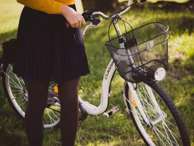 de bicicleta, além de não poluir o meio ambiente, é rápido e eficiente!