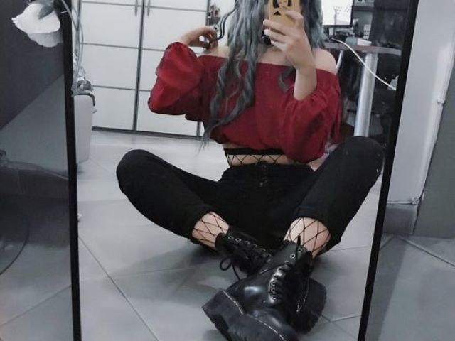 Um estilo mais gótico, roupas coladas, botas, um cropped com uma jaqueta por cima. 
Mas sempre na moda e com estilo+-+