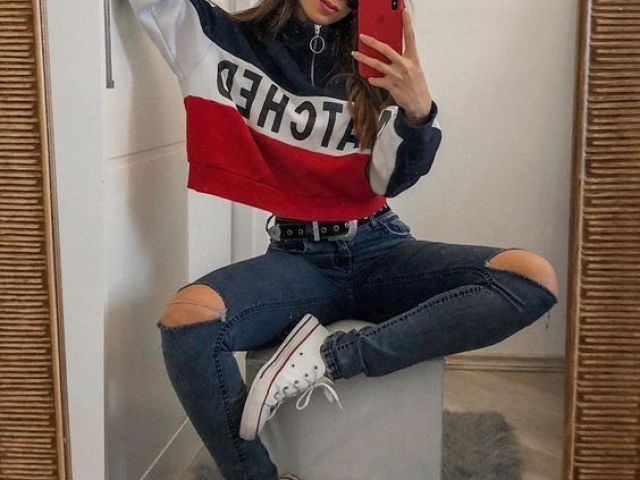 Algo mais tumblrzinho, como uma calça jeans rasgada com um tênis e um moletom, de preferência com capuz :3